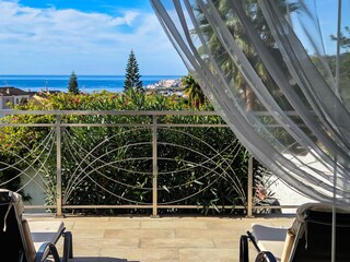 ... and frames the spectacular panorama