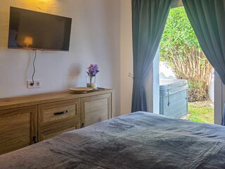 Beide Schlafzimmer verfügen über 32-Zoll Smart-TVs