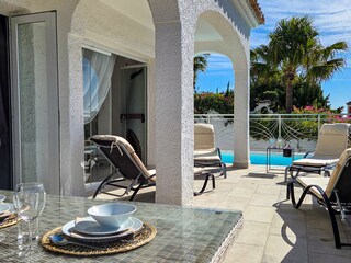 ... der großzügigen Terrasse ...