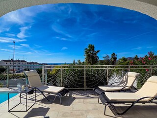 ... und traumhaften Meerblick von der Terrasse ...