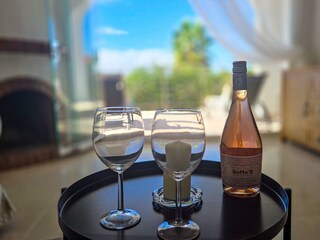 Das gemütliche Sofa bietet Blick auf Meer und Panorama