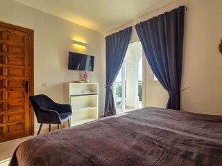 Das Hauptschlafzimmer öffnet sich zur Terrasse.