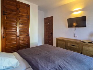 ... und bietet neben dem Kleiderschrank ...