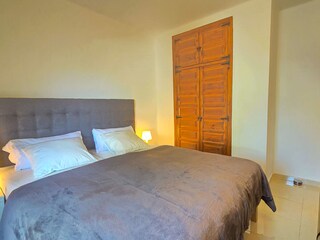 ... eine große Kommode.