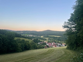 Der Ausblick auf das Dorf Eckarts im Juni
