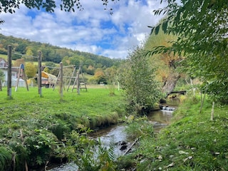 Bach und Spielplatz bieten Spielmöglichkeiten