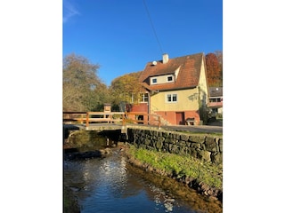 Der Krechenbach im Vordergrund