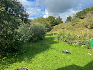 Ausblick auf den Garten vom Küchenfenster