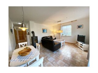 Wohn- und Essbereich mit Kamin