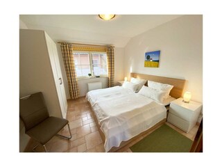 Schlafzimmer 1 im Obergeschoss mit Doppelbett