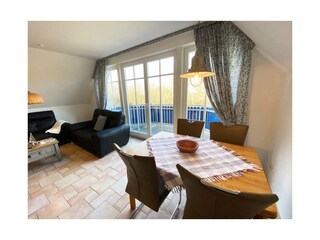 Essbereich mit Blick auf den Balkon