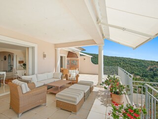 Großzügige Terrassenanlage