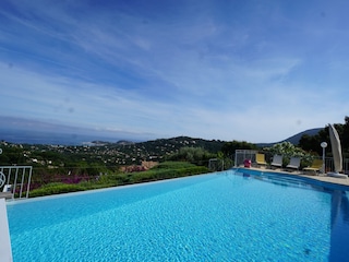 Pool und Meerblick