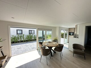 Helles Wohnzimmer mit Terrassentüren