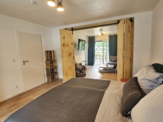 Schlafzimmer mit Blick ins Wohnzimmer