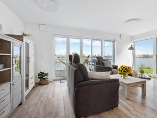 Wohnzimmer mit dirketem Blcik auf die Marina