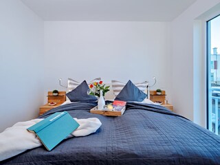 Schlafzimmer mit Blick auf die Schlei, verstellbares Kopfteil, Schleivilla Ahoi