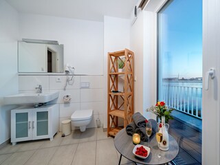 Badezimmer mit WC, Waschbecken, Haartrockner, Kosmetikspiegel