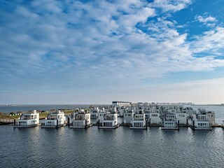 Blick auf die schwimmenden Häuser und die Marina, Schleivilla Ahoi