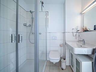 Dusche, Wc, Haartrockner in der zweiten Etage mit finnischer Sauna