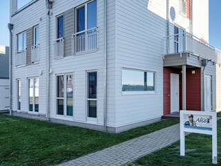 Überdachter Eigangsbereich, private Parkplätze der Schleivilla Ahoi by Seeblick Ferien ORO