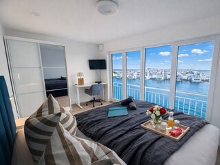 Masterbedroom in der obersten mit Office Bereich und TV