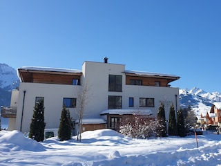 Vorderansicht im Schnee