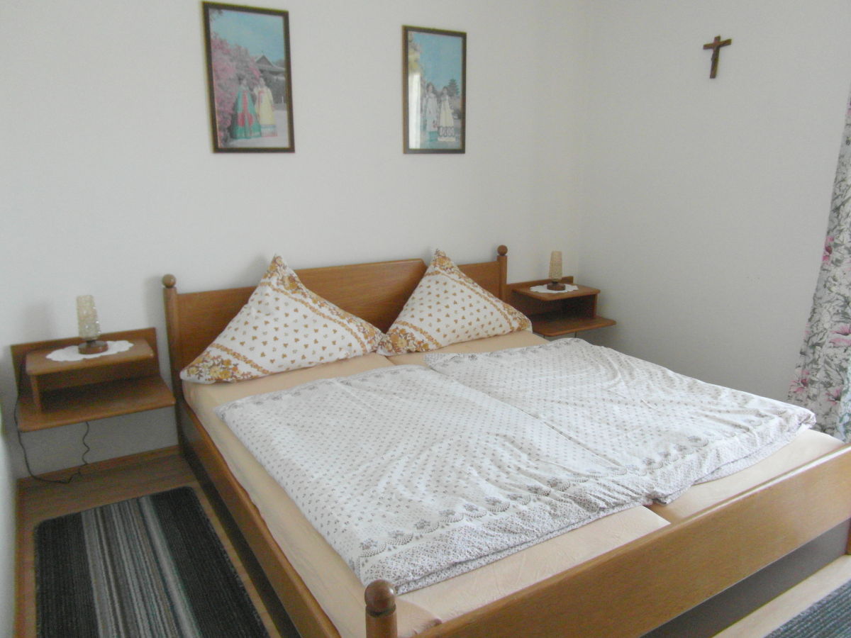 Schlafzimmer mit Doppelbett