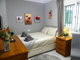 Schlafzimmer 2 mit Doppelbett und Klimaanlage