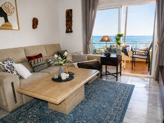 das gemütliche Wohnzimmer mit Ecksofa und Meerblick