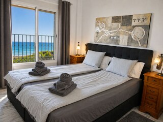 Masterbedroom mit Doppelbett, Klimaanlage und Meerblick