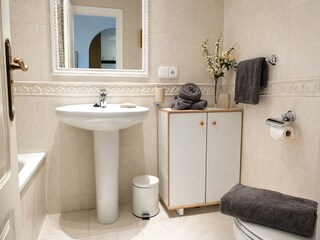 Bad 1 mit Duschbadewanne, Waschtisch und WC