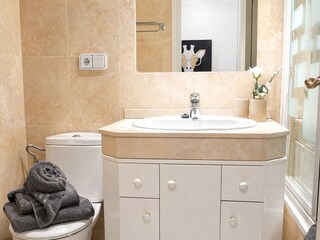 Bad 2 mit Duschbadewanne, Waschtisch und WC