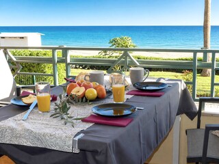 frühstücken mit Meerblick in der ersten Reihe