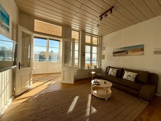 Heller Wohnbereich mit vielen Fenstern