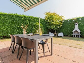 Die Terrasse mit Gartenmöbel und Markise
