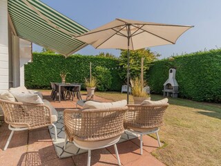 Die Terrasse mit Lounge-Ecke