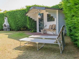 Sonnenliegen und Schuppen