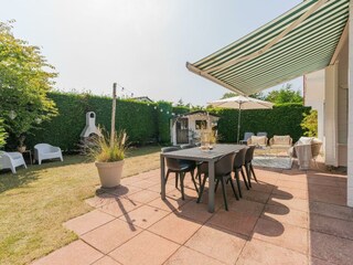 Die sonnige Terrasse mit Gartenmöbel