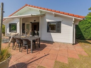 Die sonnige Terrasse mit Gartenmöbel