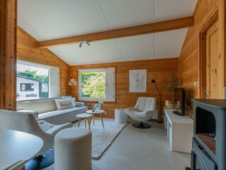 Das gemütliche Wohnzimmer mit Kaminofen