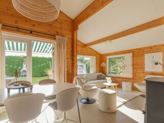 Das gemütliche Wohnzimmer mit Kaminofen