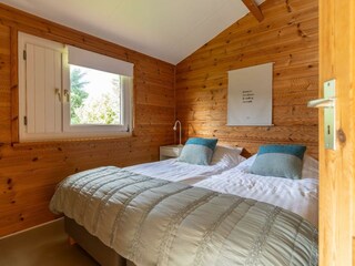 Schlafzimmer 1 mit 2 Einzel-Boxspringbetten und Schrank