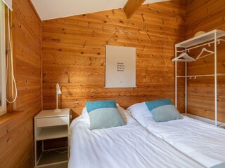 Schlafzimmer 1 mit 2 Einzel-Boxspringbetten und Schrank