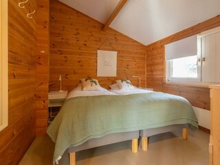 Schlafzimmer 2 mit 2 Einzel-Boxspringbetten und Schrank