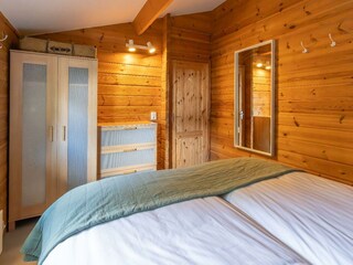 Schlafzimmer 2 mit 2 Einzel-Boxspringbetten und Schrank