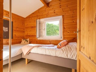 Schlafzimmer 3 mit 2 Einzel-Boxspringbetten und Schrank