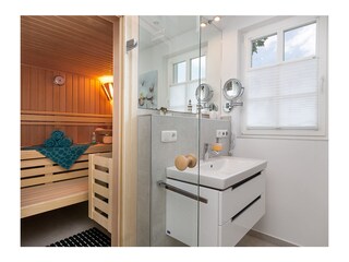 Bad im 1. OG mit bodentiefer Dusche und Sauna