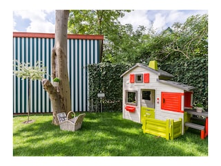 Kinderspielhaus im privaten Garten