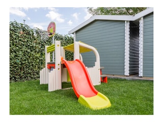 Kinderspielgerat im Vorgarten